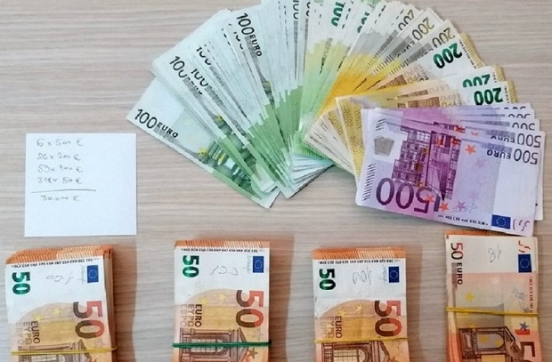 Крили новац у торби и седишту: Спречено кријумчарење 50.000 евра